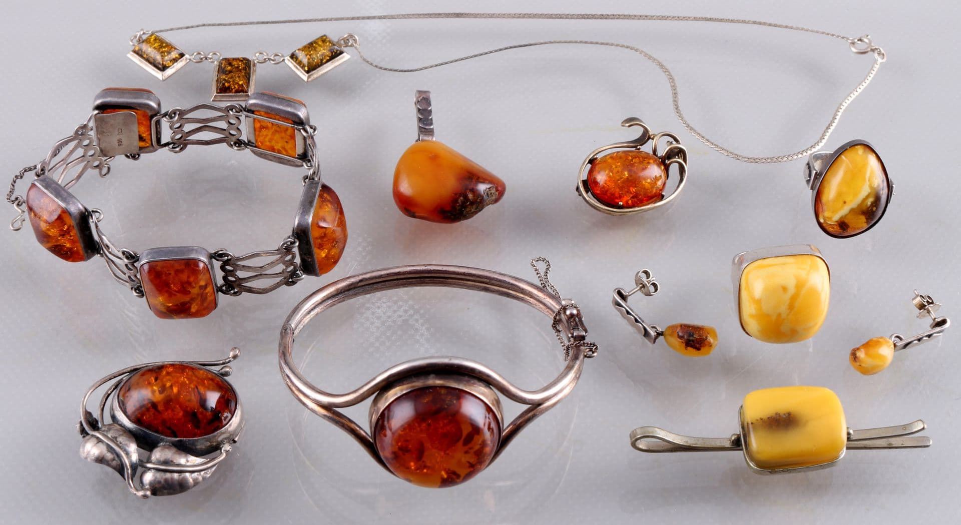 Moderne polnische Künstler und ihr Einfluss auf Bernsteinschmuck