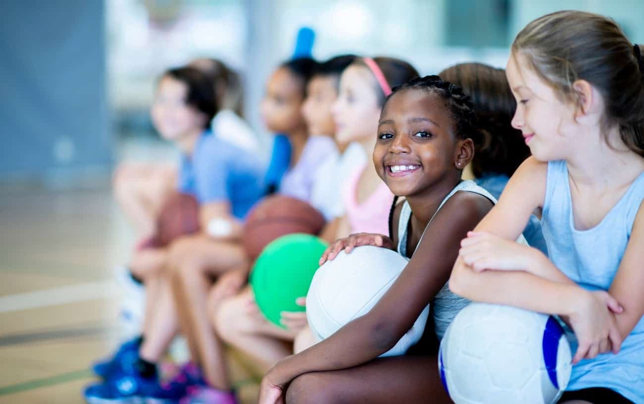 Bewegung fordern mit kreative Spiele Kindergarten Turnhalle fuer Kindergruppen