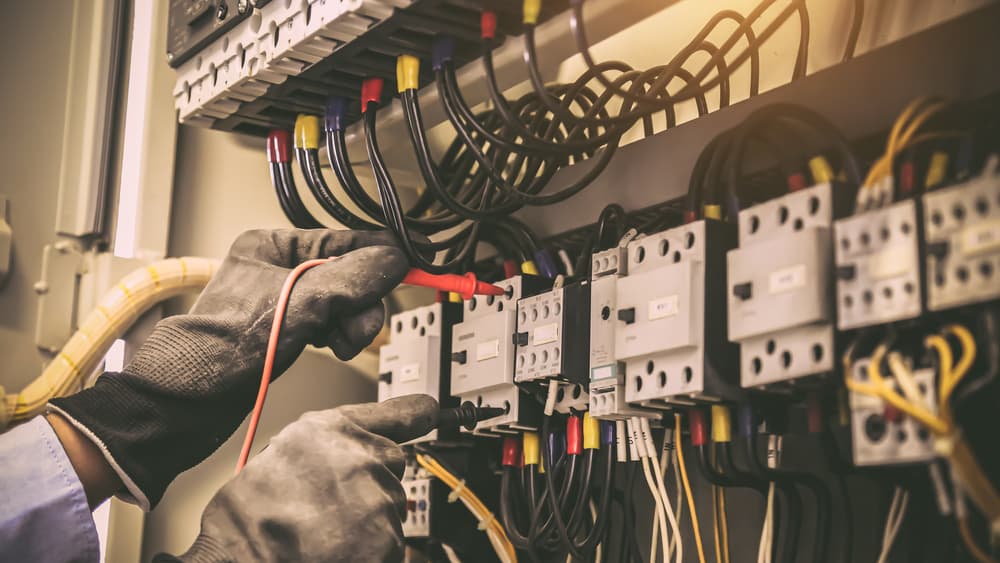 Prüfung elektrischer Anlagen: Schutz vor Brandgefahr und Stromausfällen