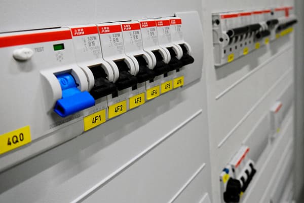 UVV Prüfung nach DGUV V3: Welche Anlagen geprüft werden müssen