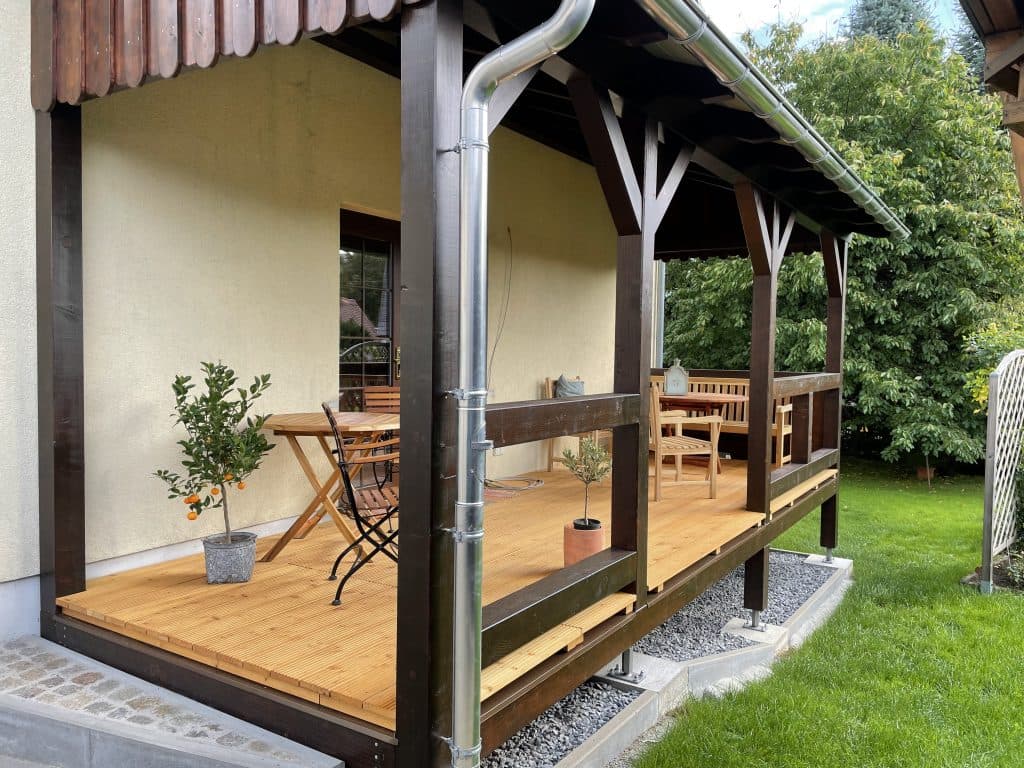 Ein Leitfaden zum Selbstbau einer Glasschiebewand und Installation einer Terrassenüberdachung aus Glas