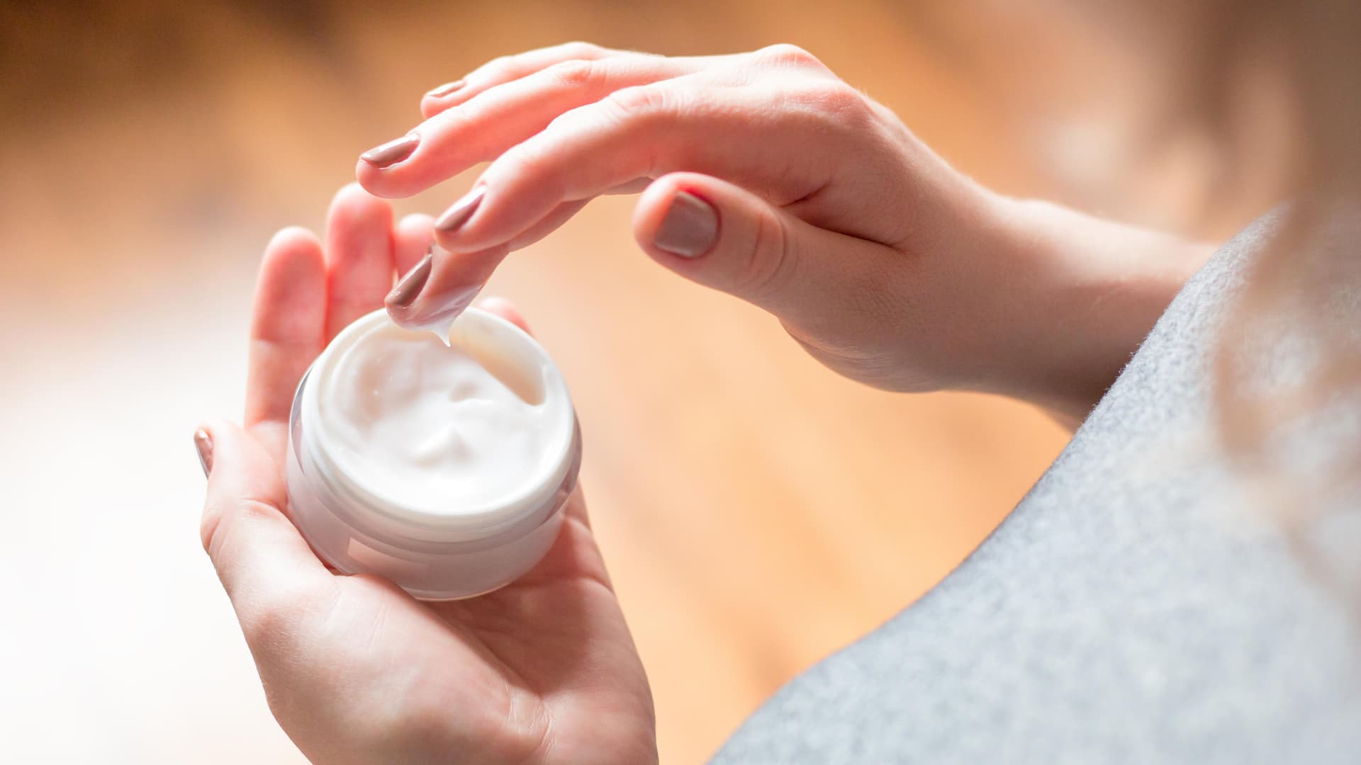 Essence of Elegance: Gesichtscreme Rituale für alle