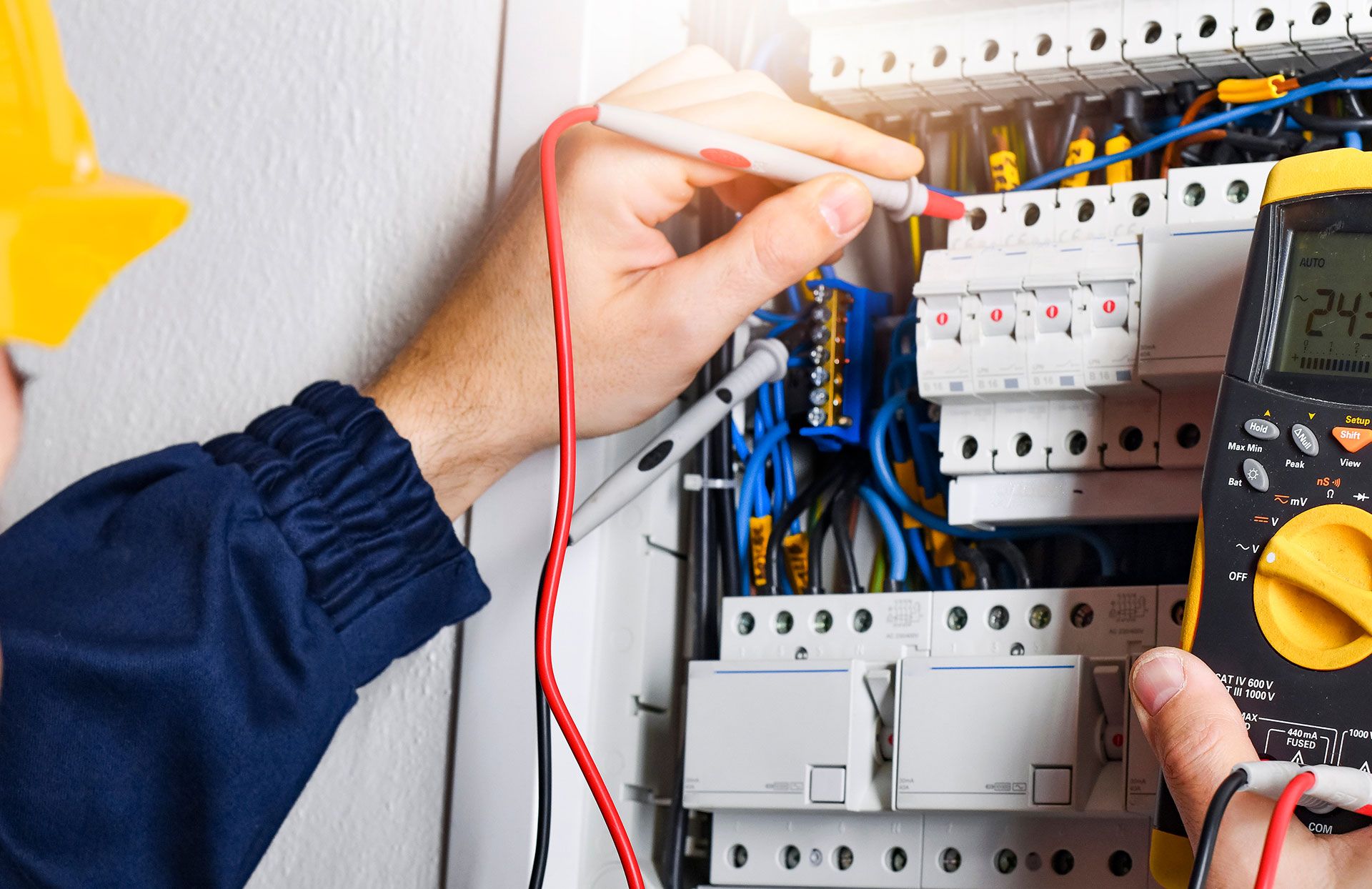 Prüfung elektrischer Anlagen: Schutz vor Brandgefahr und Stromausfällen