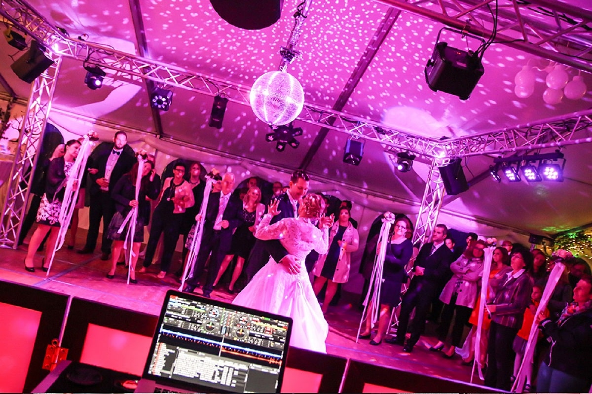 Verwandeln Sie Ihre Hochzeit mit einem Hochzeits-DJ in ein unvergessliches Ereignis
